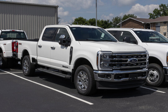 Ford F-250 Super Duty SRW 4X4 Crew Cab display. Ford offers the F250 with a 6.7L Power Stroke V8 diesel engine. MY:2026