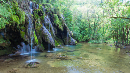 Fototapeta premium cascade des tufs dans le jura en franche comté à Arbois, site naturel touristique remarquable en France