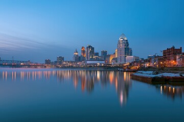 Fototapeta premium Cincinnati skyline across the Ohio River from Covington at blue hour