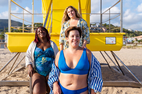 Group of beautiful plus size women with swimwear bonding and having fun at the beach - Group of curvy female friends enjoying summertime at the sea, concepts about body acceptance and body positive 