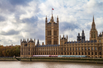 Obraz premium The Palace of Westminster with the Union Jack flag on the River Thames in London
