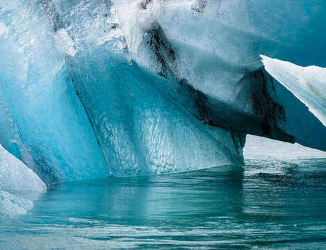 Panoramic view of blue ice blocks floating in the water at J&ouml;kuls&aacute;rl&oacute;n lagoon with glacier in the background
.
Located at diamond beach (J&ouml;kuls&aacute;rl&oacute;n lagoon) in the southern part of Iceland.
