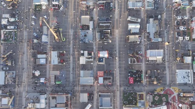 Gente caminando en una feria industrial - San Juan - Argentina - DJI Mini 5 - 4K