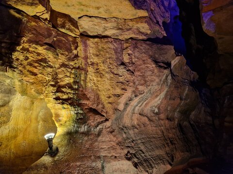 Paroi rocheuse de grotte &eacute;clair&eacute;e par une source lumineuse ponctuelle