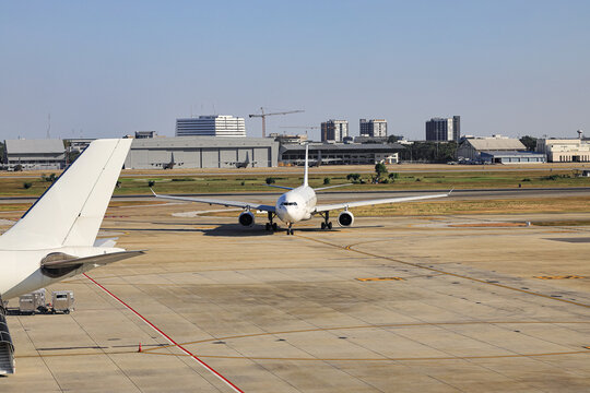 Airport view, the plane followed the taxiway to the runway. to prepare for departure.