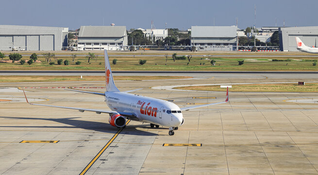 Don-Mueang International, Thai Lion Air Boing 737-900ER taxi in taxiway after landing, drive to passenger gate. 