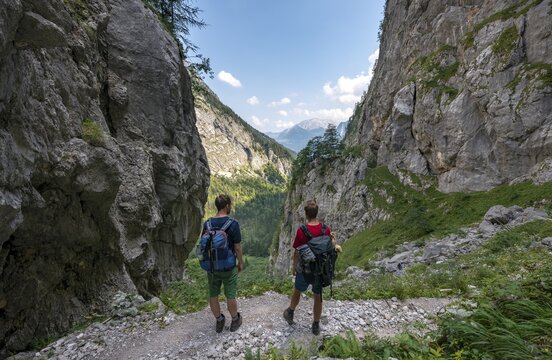 Two hikers on hiking trail to K&auml;rlingerhaus, Saugasse, K&ouml;nigssee, National Park Berchtesgaden, Berchtesgadener Land, Upper Bavaria, Bavaria, Germany