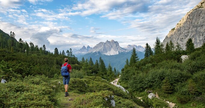 Hikers on a hiking trail, hiking trail to Lago di Sorapis, in the back mountain group Cadin peaks, Cima Cadin, Dolomites, Belluno, Italy