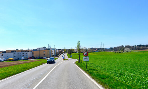 Weisses Ortsschild mit H&ouml;chstgeschwindigkeit 50 am Ortseingang von Breite bei N&uuml;rensdorf im Fr&uuml;hling, Kanton Z&uuml;rich, Schweiz