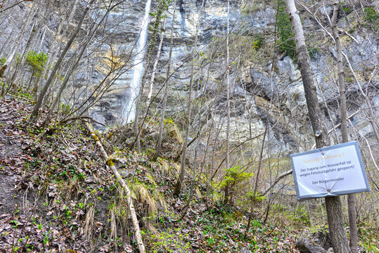 Sperrschild des B&uuml;rgermeisters wegen Felssturzgefahr am Zugang zum Wasserfall Klaus bei Mellau im Bregenzerwald, Vorarlberg, &Ouml;sterreich