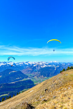 Gleitschirmflieger im Bregenzerwald mit Blick auf die Gemeinde Au und das imposante Massiv des Diedamskopfs, Vorarlberg, &Ouml;sterreich