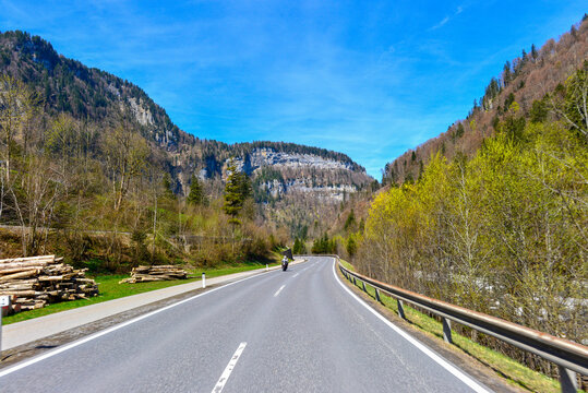 Motorradfahrer auf der Landstra&szlig;e L200 durch das Bregenzerwaldtal bei Bezau in Vorarlberg, &Ouml;sterreich