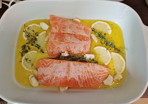 Lachs in &Ouml;l, Zitronen, Thymian und Zwiebeln eingelegt