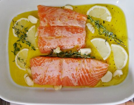 Lachs in &Ouml;l, Zitronen, Thymian und Zwiebeln eingelegt
