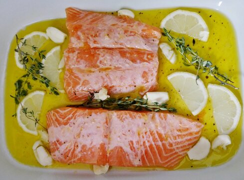 Lachs in &Ouml;l, Zitronen, Thymian und Zwiebeln eingelegt