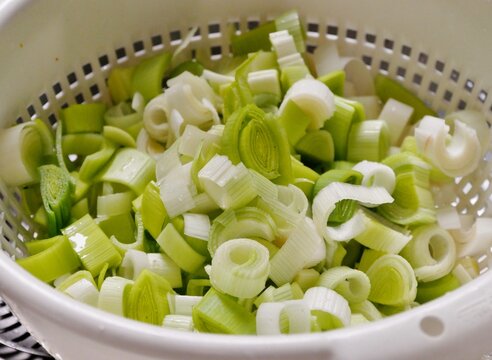 Kleingeschnittener Lauch im Sieb
