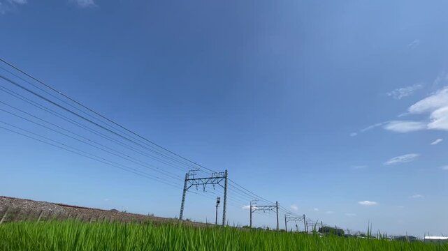 埼玉・久喜の田園風景を通過する電車