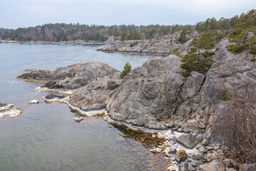 Obraz premium Rocky granite coastline of the Swedish archipelago in early spring