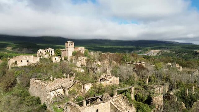 Tiermas - Village abandonn&eacute; de Tiermas et r&eacute;servoir de Yesa - Aragon, Espagne - drone 4k