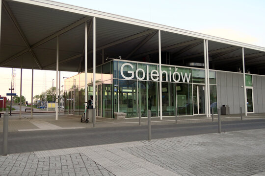 Goleni&oacute;w, Poland. The Goleni&oacute;w railway station is located at J&oacute;zef Piłsudski Square. It is used by services to Szczecin, Kamień Pomorski, Świnoujście and Kołobrzeg.