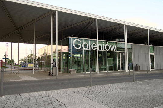 Goleni&oacute;w, Poland. The Goleni&oacute;w railway station is located at J&oacute;zef Piłsudski Square. It is used by services to Szczecin, Kamień Pomorski, Świnoujście and Kołobrzeg.