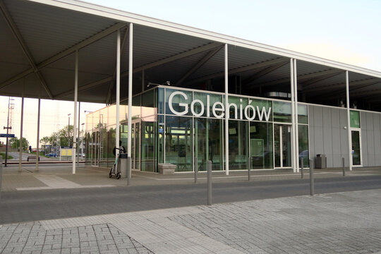 Goleni&oacute;w, Poland. The Goleni&oacute;w railway station is located at J&oacute;zef Piłsudski Square. It is used by services to Szczecin, Kamień Pomorski, Świnoujście and Kołobrzeg.