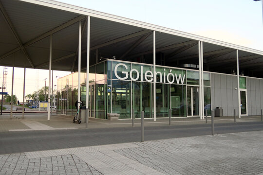 Goleni&oacute;w, Poland. The Goleni&oacute;w railway station is located at J&oacute;zef Piłsudski Square. It is used by services to Szczecin, Kamień Pomorski, Świnoujście and Kołobrzeg.