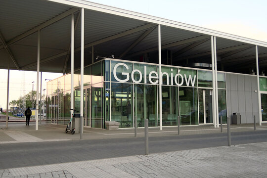 Goleni&oacute;w, Poland. The Goleni&oacute;w railway station is located at J&oacute;zef Piłsudski Square. It is used by services to Szczecin, Kamień Pomorski, Świnoujście and Kołobrzeg.