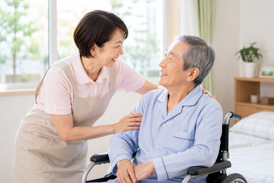 笑顔で寄り添う介護スタッフ