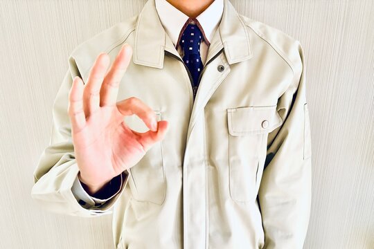 OKサインを出す作業員