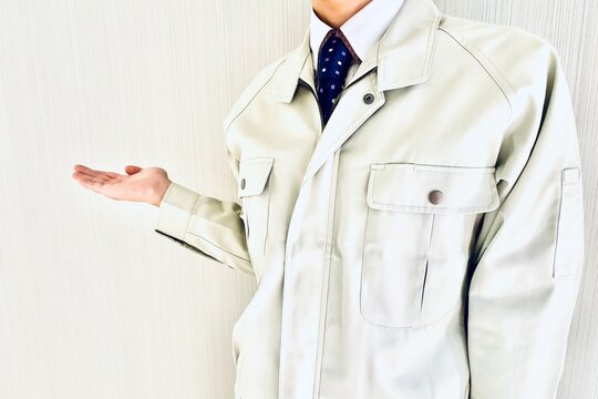 案内をする作業員