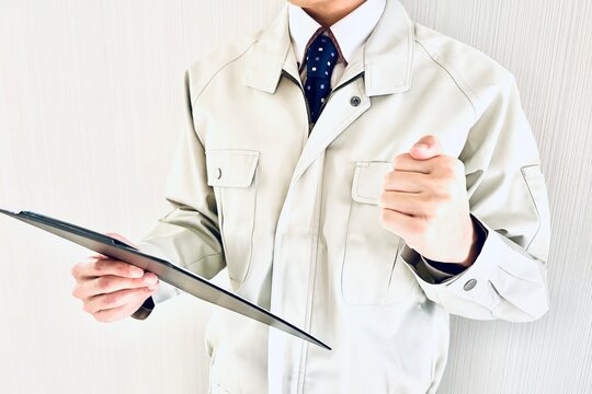現場作業の達成を示す作業員