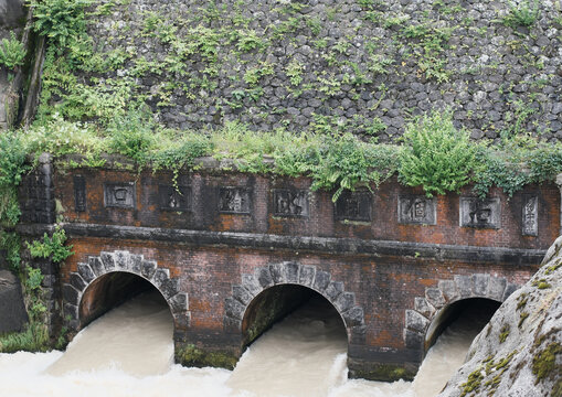 七カ用水の水門