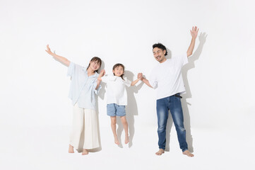 Naklejka premium 白背景で仲良し笑顔の家族・幸せなファミリーライフと健康的な暮らし 保険やnisaなど教育や成長 全身で手を繋ぐ広げるバンザイでジャンプの半袖夏イメージ