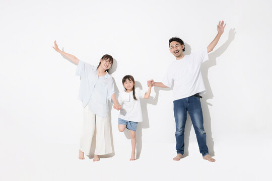 白背景で仲良し笑顔の家族・幸せなファミリーライフと健康的な暮らし　保険やnisaなど教育や成長、全身で手を繋ぐ広げるバンザイポーズ半袖夏イメージ