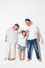 Fototapeta premium 白背景で仲良し笑顔の家族・幸せなファミリーライフと健康的な暮らし 保険やnisaなど教育や成長 全身で立つ半袖夏イメージに