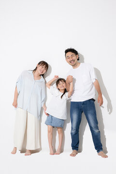 白背景で仲良し笑顔の家族・幸せなファミリーライフと健康的な暮らし　保険やnisaなど教育や成長　全身で立つ半袖夏イメージに