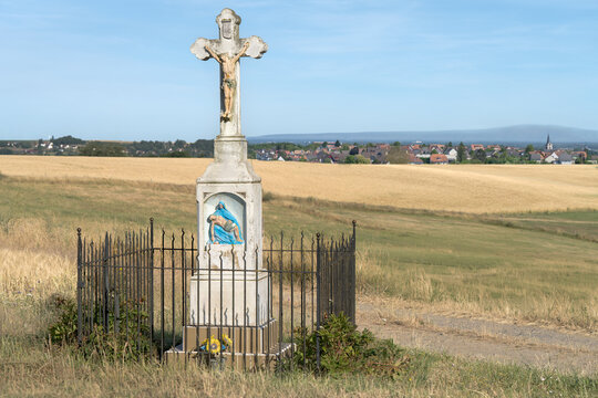 calvaire rien paysage agricole sur fon de village