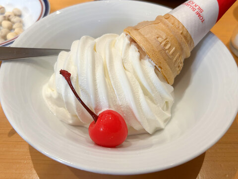 チェリー付き TOMI スジャータシルクアイス、皿に乗ったソフトクリーム