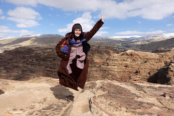 Foto: Fernblick, Panorama, bei Bergwandern, Sprung, Luftsprung auf dem Plateau, Gipfel, in Jordanien © Viola
