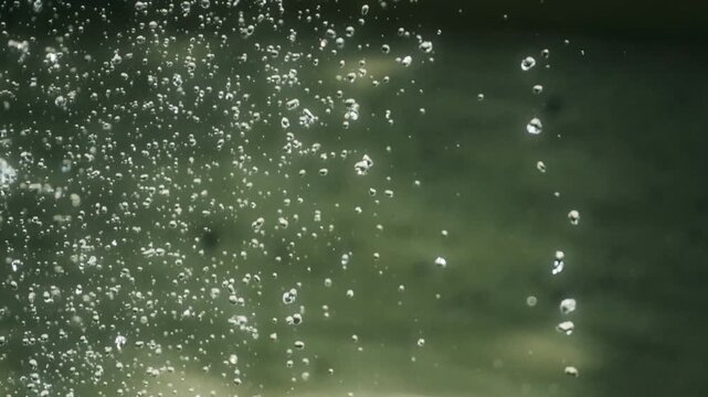 滴る噴水の水滴のスローモーション　キラキラ輝く水しぶき　夏・夏休み・水遊びの背景イメージ　