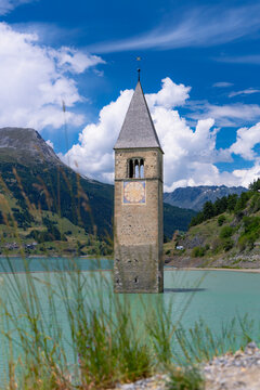 Kirchturm bei Graun im Vinschgau am Reschensee