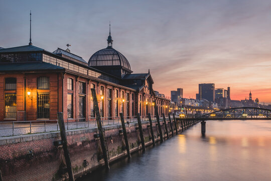 Germany, Hamburg, Saint Pauli Piers fish market at dusk