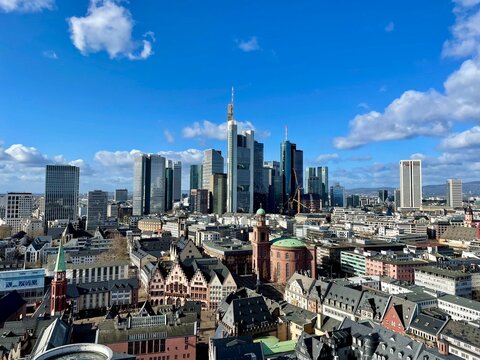 Skyline von Frankfurt am Main mit Paulskirche bei blauem Himmel