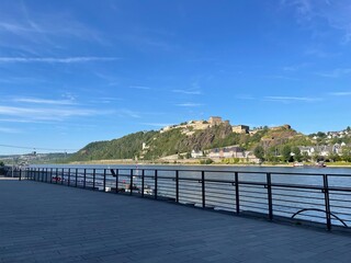 Obraz premium Blick über den Rhein auf die historische Festung Ehrenbreitstein in Koblenz