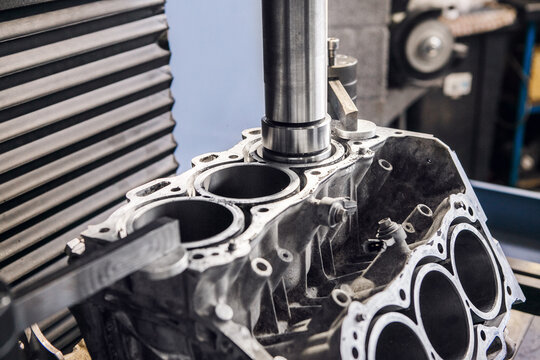 Automatic engine cylinder boring on machine with computer numerical control. Repair and elimination of engine score. 