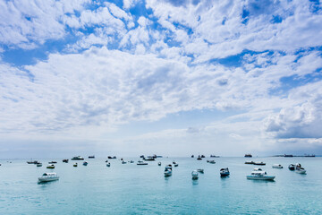Małe łodzie na oceanie Indyjskim w Stone Town Zanzibar © kubikactive
