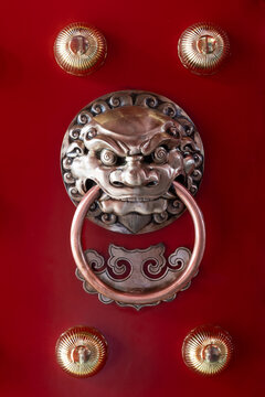 Door of the Buddha Tooth Relic Temple, Chinatown, Singapore