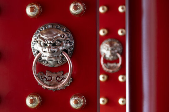 Door of the Buddha Tooth Relic Temple, Chinatown, Singapore
