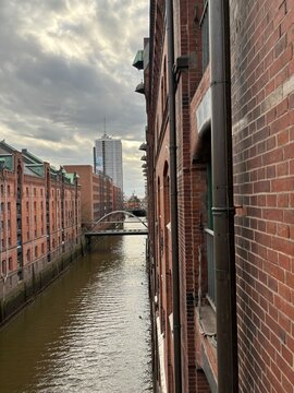 Historische Backsteingeb&auml;ude an einem Kanal in der Hamburger Speicherstadt